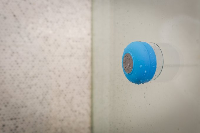 Głośnik Bluetooth na kabinie prysznicowej w łazience